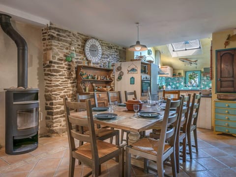 Building, Sky, Cloud, Daytime, Property, Window, Urban Design, Neighbourhood, Residential Area, City