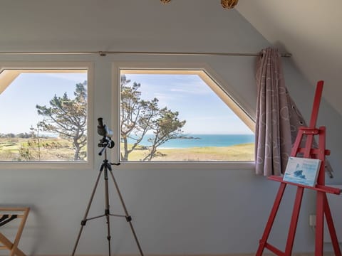 Building, Shade, Sky, Wood, Architecture, Interior Design, Wall, Tints And Shades