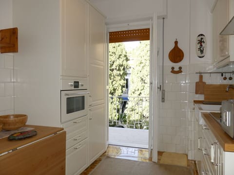 Sky, Building, Property, Plant, Cloud, Architecture, Window, Tree, Urban Design, Slope