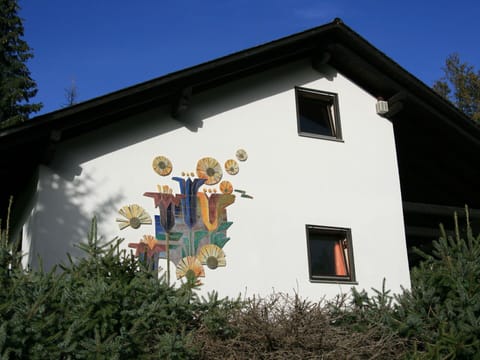 Sky, Plant, Building, Window, Tree, Swimming Pool, House, Residential Area, Leisure, Urban Design