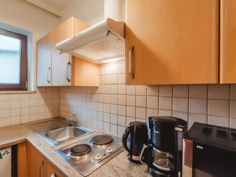 Countertop, Cabinetry, Kitchen Sink, Tap, Property, Sink, Plumbing Fixture, Building, Kitchen, Window