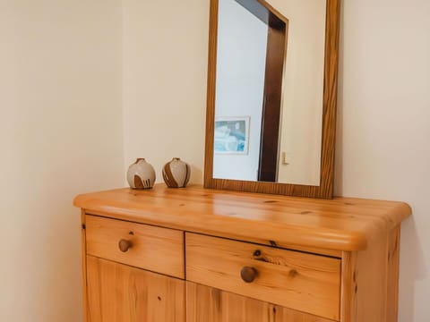 Mirror, Cabinetry, Furniture, Property, Drawer, Countertop, Chest Of Drawers, Wood, Dresser