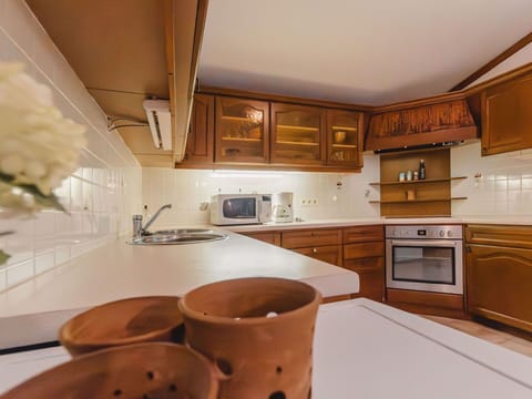 Countertop, Cabinetry, Property, Furniture, Kitchen Sink, Kitchen Stove, Kitchen Appliance, Wood, Kitchen, Sink