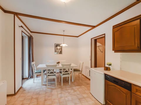 Furniture, Property, Table, Cabinetry, Countertop, Wood, Drawer, Interior Design, Houseplant, Chair