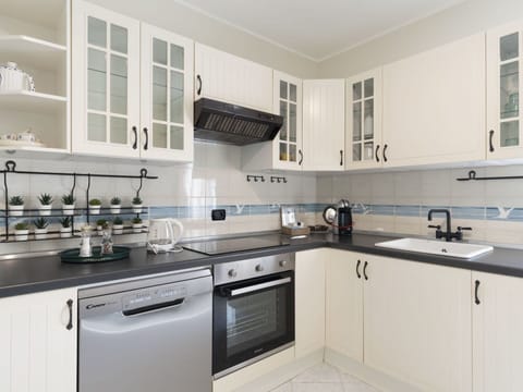 Sink, Kitchen Sink, Cabinetry, Tap, Countertop, Property, Kitchen, Window, Kitchen Stove, Plumbing Fixture