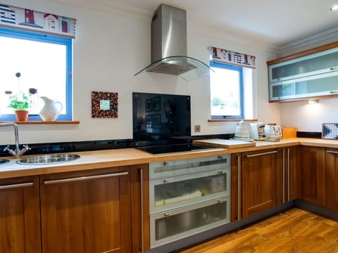 Water, Sky, Cloud, Plant, Property, Swimming Pool, Building, Rectangle, Tree, Shade