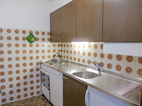 Brown, Tap, Sink, Plumbing Fixture, Cabinetry, Property, Kitchen Sink, Building, Product, Kitchen