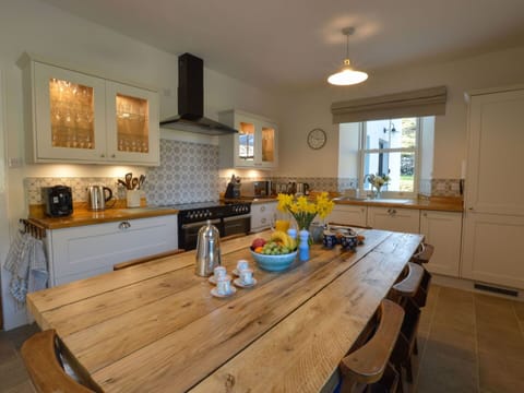 Table, Countertop, Property, Furniture, Cabinetry, Window, Wood, Kitchen, Picture Frame, Interior Design