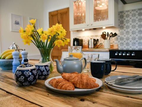 Table, Tableware, Flower, Food, Plant, Picture Frame, Dishware, Flowerpot, Orange, Interior Design