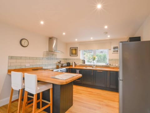 Table, Cabinetry, Furniture, Property, Countertop, Kitchen, Building, Wood, Chair, Interior Design