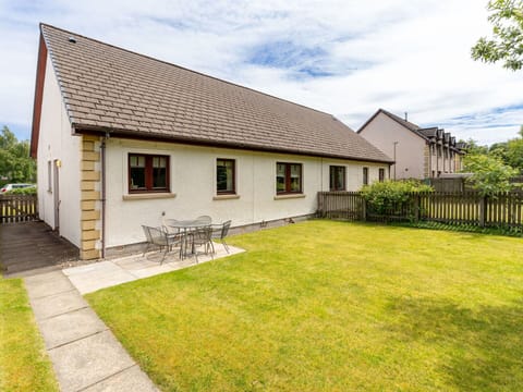 Sky, Cloud, Plant, Building, Property, Window, Tree, Land Lot, House, Grass