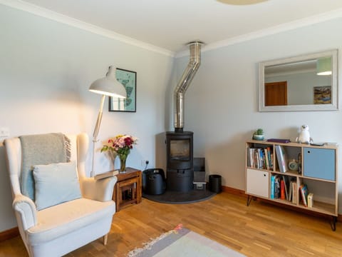 Picture Frame, Furniture, Property, Couch, Building, Plant, Bookcase, Wood, Comfort, Architecture