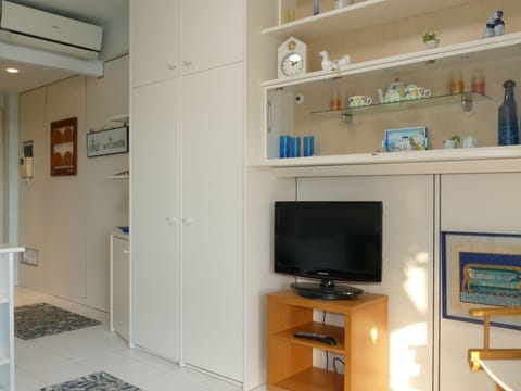 Plant, Water, Cloud, Sky, Building, Swimming Pool, Tree, Shade, Urban Design, Leisure