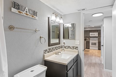 Combined shower/tub, towels