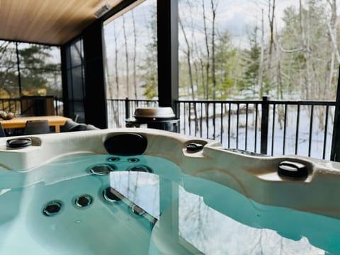 Indoor spa tub