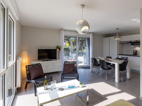 Building, Window, Comfort, Wood, Television, Living Room, Interior Design, House, Couch, Floor