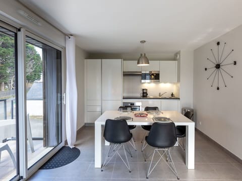 Building, Window, Comfort, Wood, Television, Living Room, Interior Design, House, Couch, Floor