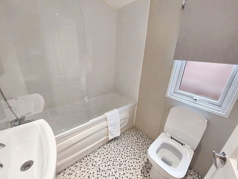 Combined shower/tub, towels