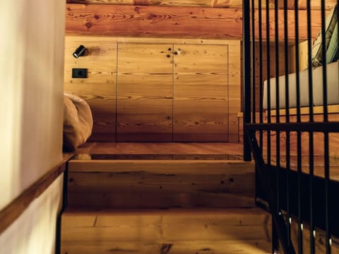 Sky, Plant, Building, Window, Tree, House, Residential Area, Real Estate, Facade