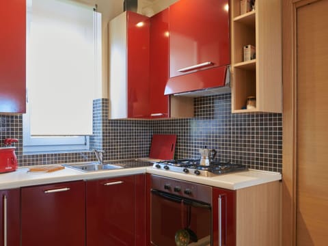 Water, Building, Cloud, Plant, Daytime, Property, Swimming Pool, Sky, Window, Azure