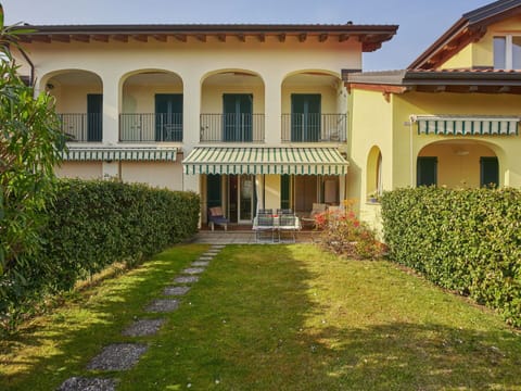 Water, Building, Cloud, Plant, Daytime, Property, Swimming Pool, Sky, Window, Azure