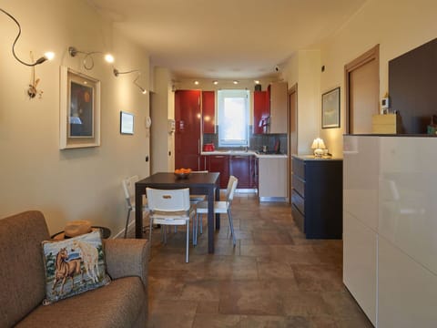 Water, Building, Cloud, Plant, Daytime, Property, Swimming Pool, Sky, Window, Azure