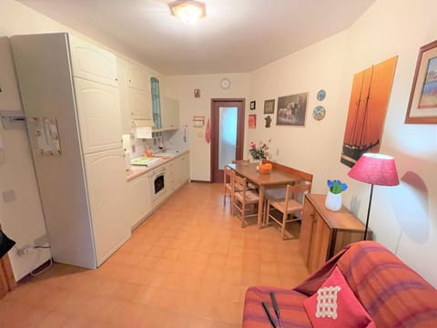 Water, Building, Cloud, Plant, Daytime, Property, Swimming Pool, Sky, Window, Azure