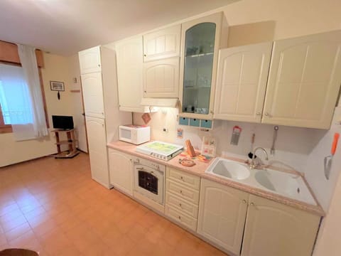 Water, Building, Cloud, Plant, Daytime, Property, Swimming Pool, Sky, Window, Azure