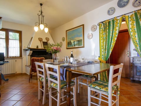 Building, Daytime, Sky, Plant, Tree, Arecales, Fence, Terrestrial Plant, Urban Design, Woody Plant