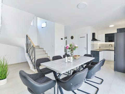 Plant, Table, Furniture, Flower, Chair, Houseplant, Building, Interior Design, Flowerpot