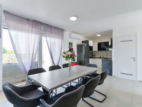 Table, Furniture, Property, Chair, Building, Plant, Interior Design, Flooring, Architecture