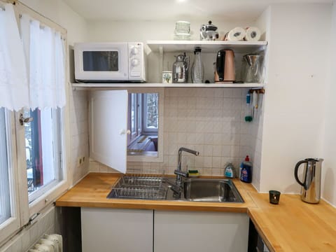 Cloud, Water, Sky, Window, Wood, Shade, Tints And Shades, Glass, Horizon