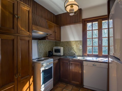 Cloud, Water, Sky, Window, Wood, Shade, Tints And Shades, Glass, Horizon