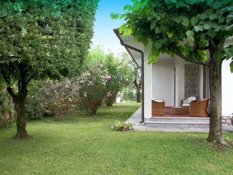 Water, Plant, Cloud, Building, Sky, Property, Swimming Pool, Azure, Shade, Rectangle