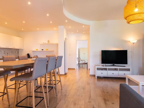 Table, Property, Furniture, Building, Lighting, Wood, Interior Design, Television, Architecture, Flooring