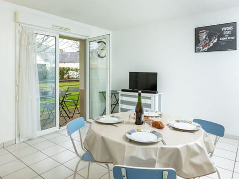 Water, Sky, Plant, Cloud, Building, Property, Swimming Pool, Window, Azure, Body Of Water