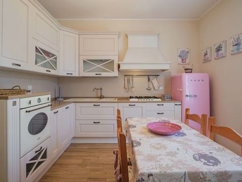 Cabinetry, Property, Furniture, Countertop, Wood, Kitchen Stove, Kitchen, Interior Design, Flooring, Floor