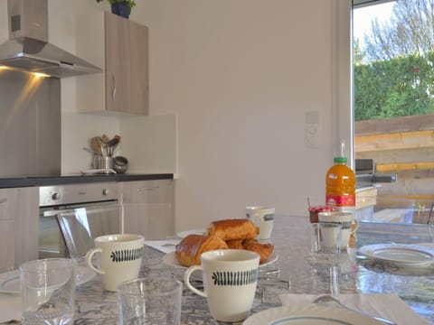 Tableware, Property, Food, Table, Drinkware, Interior Design, Wood, Countertop, Dishware, Kitchen Appliance