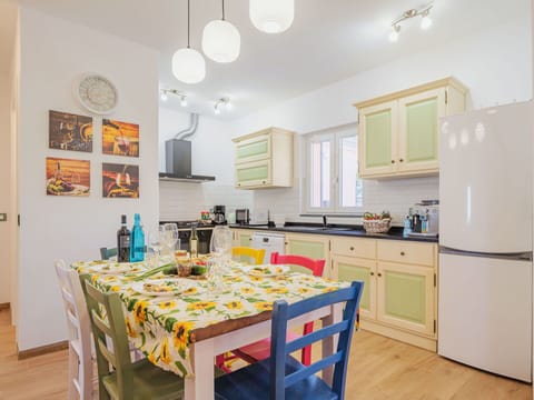 Cabinetry, Property, Furniture, Countertop, Table, Bottle, Wood, Interior Design, Lighting, Chair