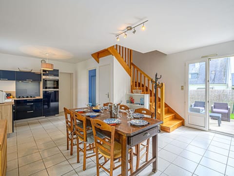 Building, Daytime, Sky, Plant, Tree, Arecales, Fence, Terrestrial Plant, Urban Design, Woody Plant