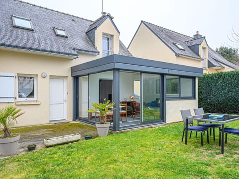 Building, Daytime, Sky, Plant, Tree, Arecales, Fence, Terrestrial Plant, Urban Design, Woody Plant
