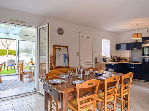 Building, Daytime, Sky, Plant, Tree, Arecales, Fence, Terrestrial Plant, Urban Design, Woody Plant