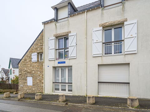 Building, Daytime, Sky, Plant, Tree, Arecales, Fence, Terrestrial Plant, Urban Design, Woody Plant