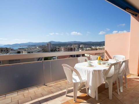 Table, Sky, Furniture, Property, Building, Cloud, Tableware, Azure, Chair, Interior Design