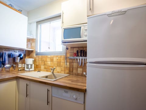 Table, Sky, Furniture, Property, Building, Cloud, Tableware, Azure, Chair, Interior Design