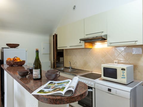 Water, Plant, Property, Building, Swimming Pool, Sky, Azure, Green, Nature, Tree