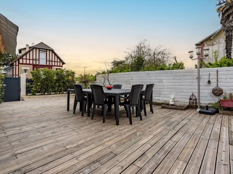 Plant, Water, Sky, Building, Blue, Wood, Shade, Condominium, Leisure, Real Estate