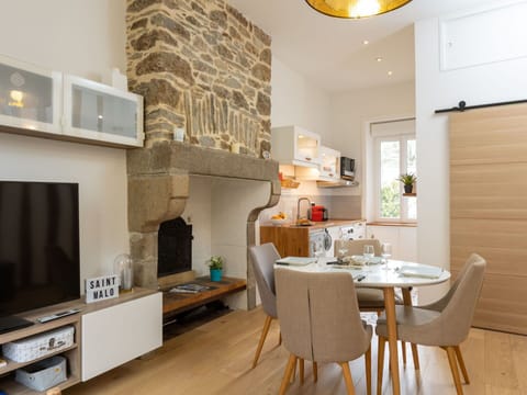 Plant, Water, Sky, Building, Blue, Wood, Shade, Condominium, Leisure, Real Estate