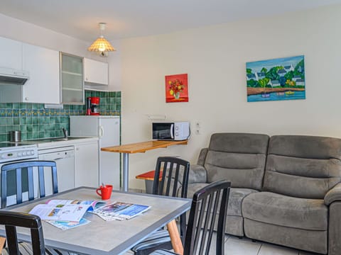 Water, Sky, Building, Plant, Property, Swimming Pool, Azure, Tree, Window, House