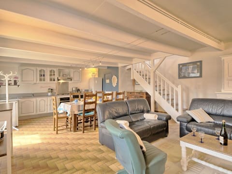 Water, Sky, Building, Plant, Property, Swimming Pool, Azure, Tree, Window, House